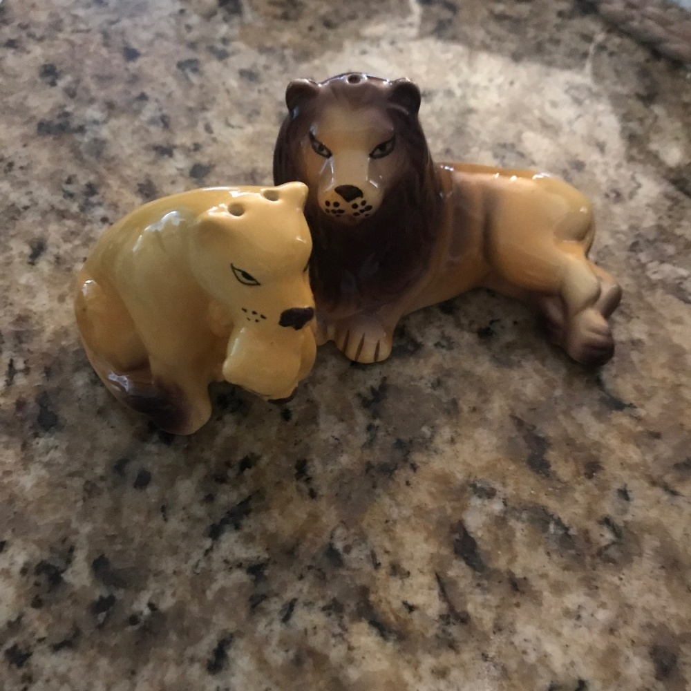 Vintage 1988 lion and lioness Shakers